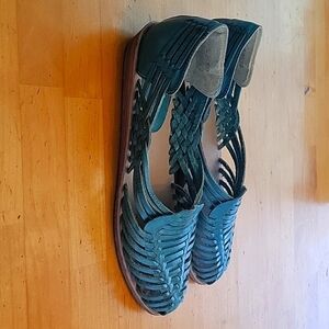 Junior Connection size 9 shoe